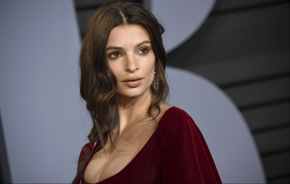 Emily Ratajkowski presume anillo de matrimonio y lo hace desnuda