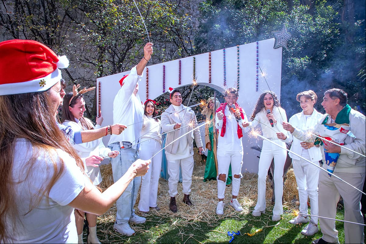 Hubo un gran momento al encender las bengalas y todo fue conducido por Alex Padilla y Bianca de Souza, conductores digitales de 'El Dicho'.