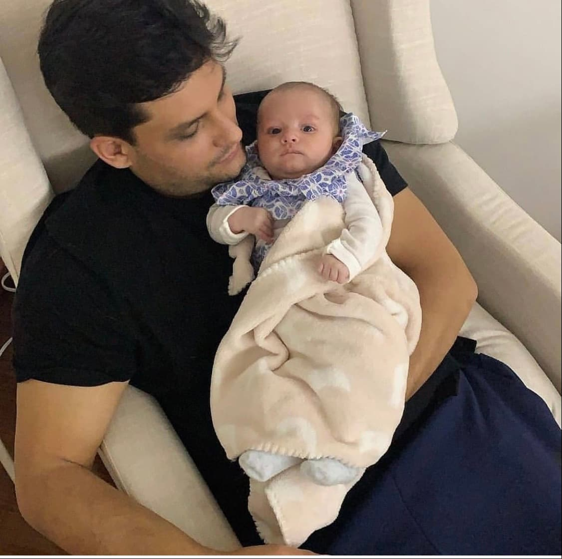 En esta imagen se puede ver a su hijo Pedro Antonio cargando a su pequeña. El joven es el único hijo de Méndez y es fruto del matrimonio que sostuvo en la década de 1980 con el productor Pedro Torres.