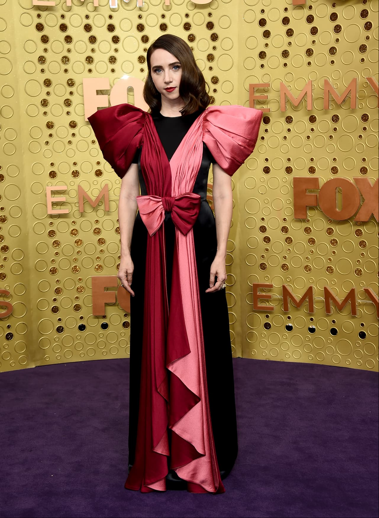 Zoe Kazan fue otra de las invitadas que resaltó la tendencia cromática de la temporada con una creación de Gucci.