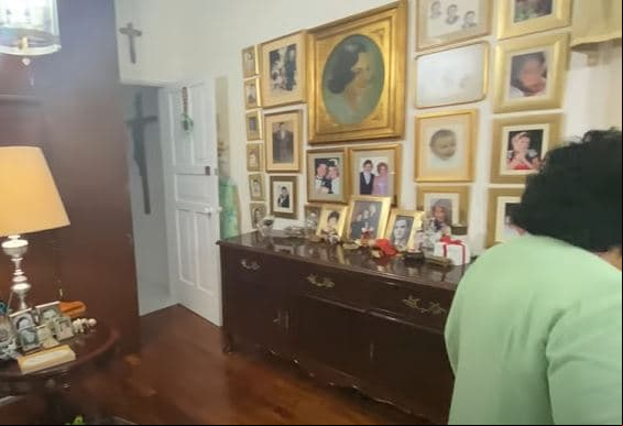 La pared que está junto a la puerta está decorada con algunas fotos del pasado de la actriz y otras más de algunos de sus familiares.
