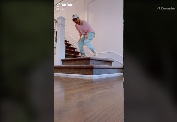 La mansión tiene pisos de madera y unas elegantes escaleras forradas del mismo material.