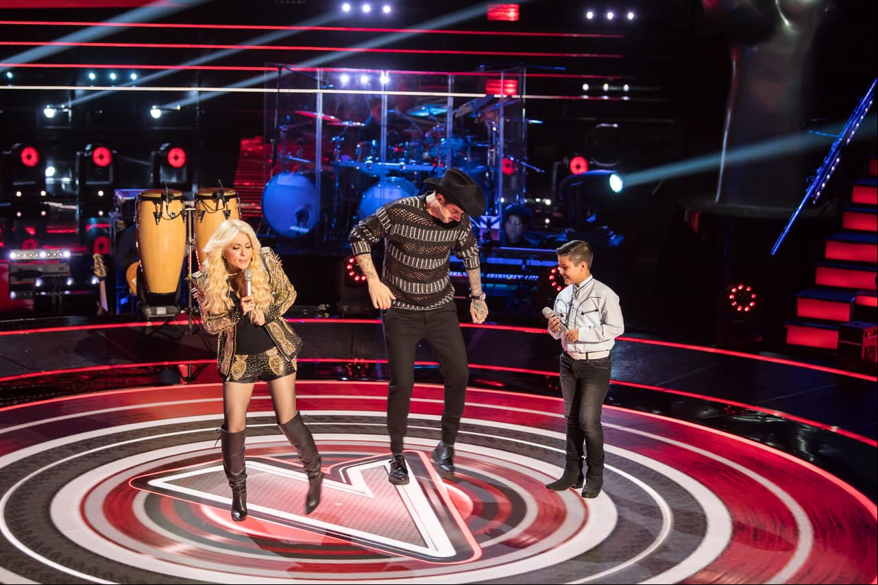Con la interpretación de Adolfo, Melendi subió al escenario para ponerse el sombrero y bailar al ritmo de regional mexicano ¿te gustó este nuevo look de Melendi?