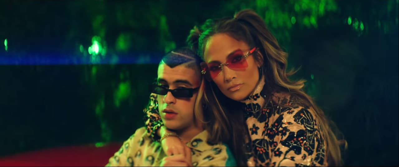 Jennifer Lopez presume su abdomen marcado junto a Bad Bunny