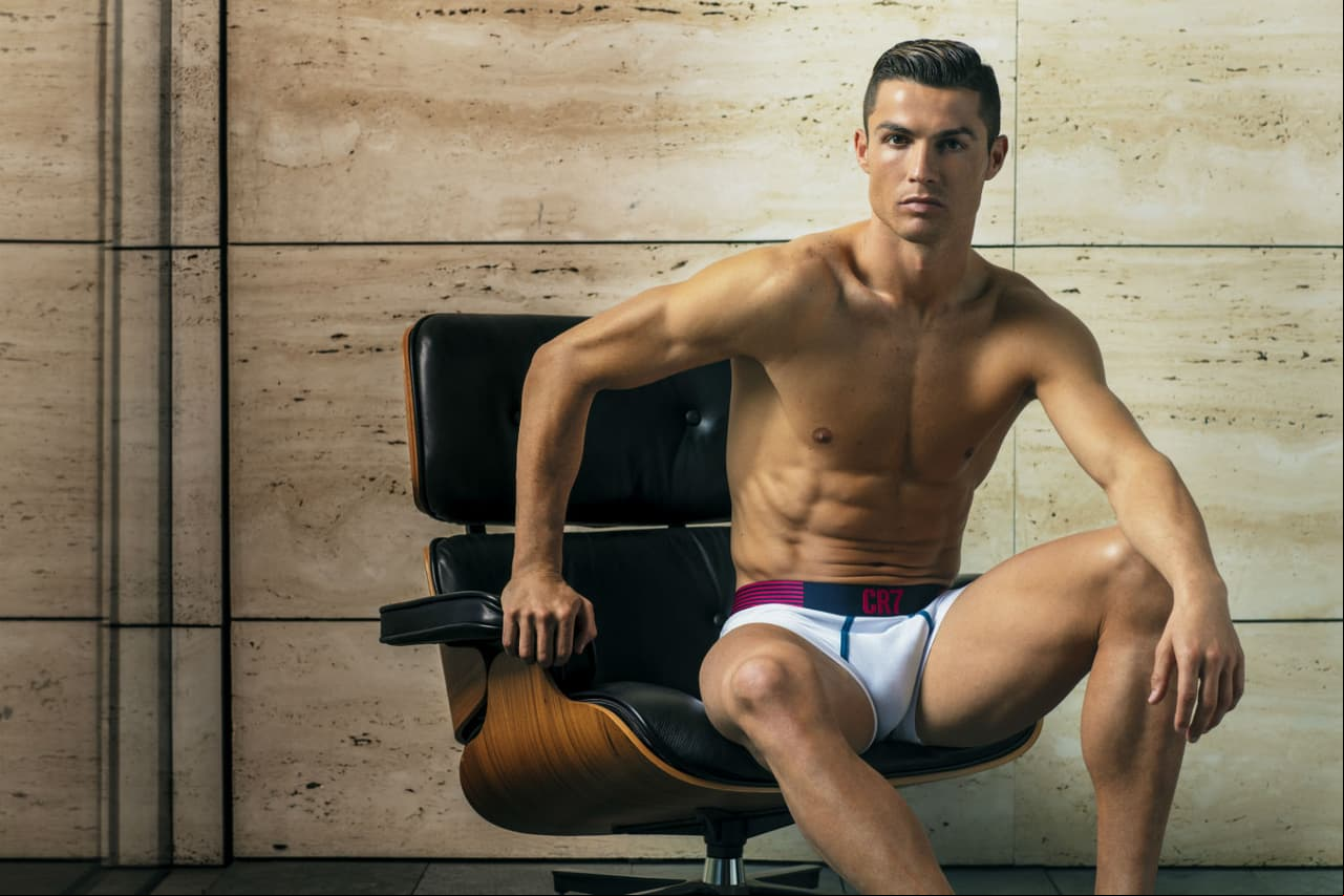 Mira al futbolista y modelo Cristiano Ronaldo en la nueva campaña de ropa interior que lleva su nombre.
