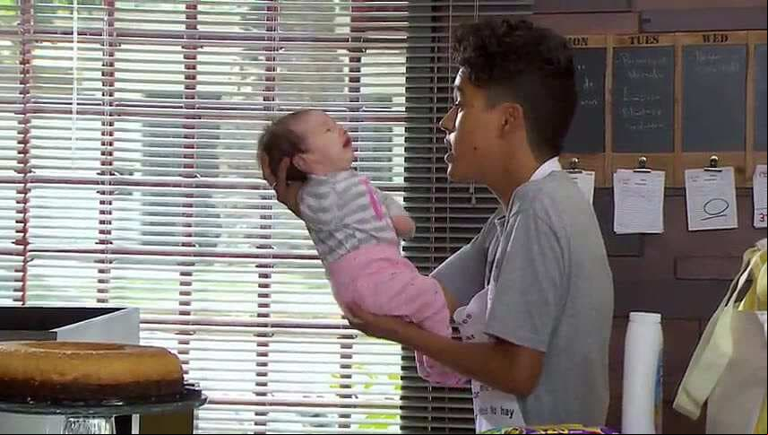 Benny Emmanuel hace sus pininos como papá y aprende a cambiar pañales en ‘El Dicho’