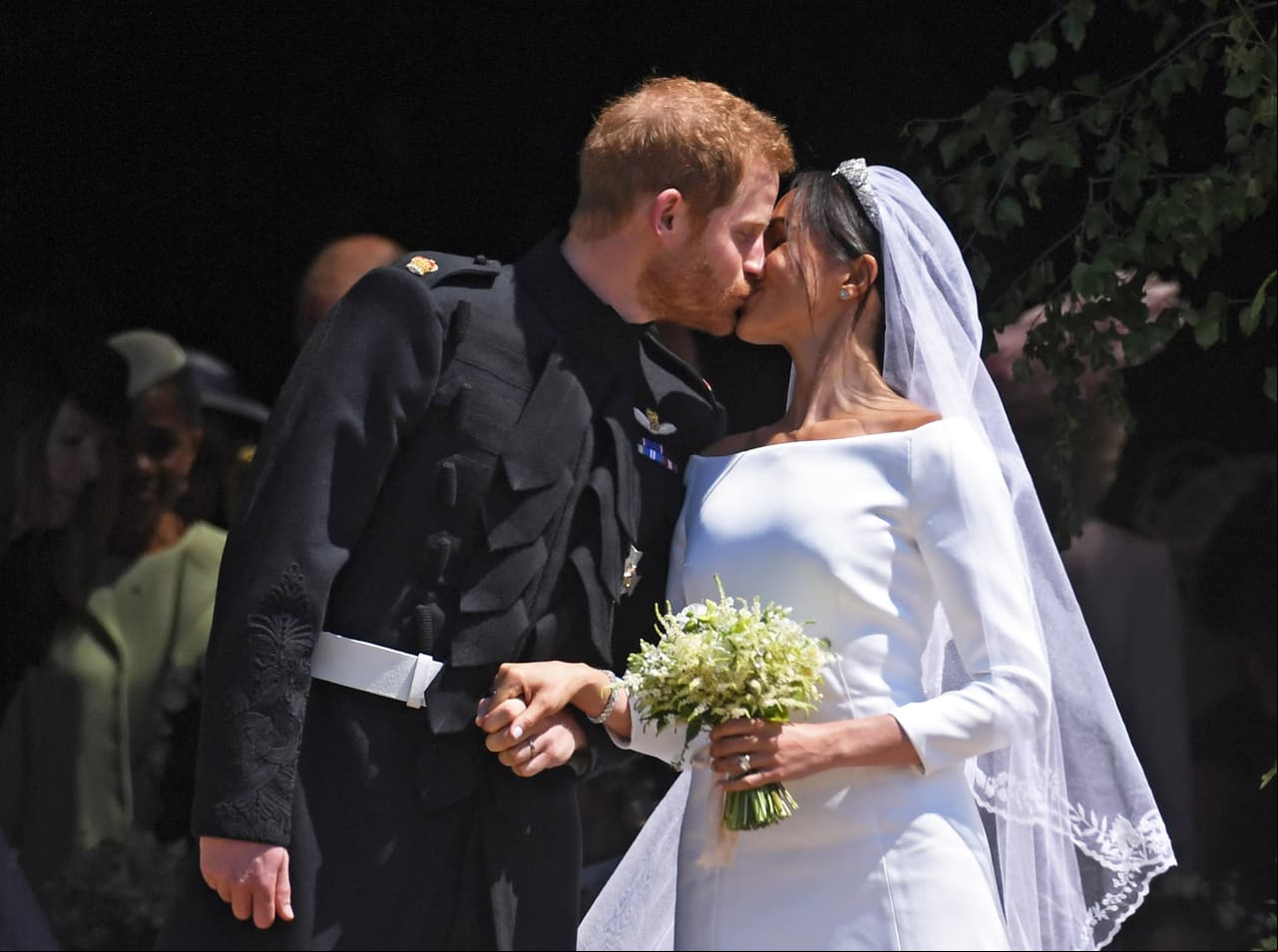 El príncipe Harry y Meghan Markle se dieron su primer beso frente a la Capilla de San Jorge
