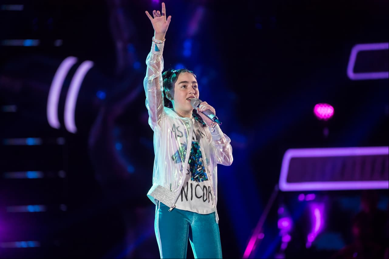 Inspirada en el amor de sus padres, Nicole cantó de manera excepcional durante la semifinal de La Voz Kids. Melendi reconoció el trabajo de su participante aplaudiendo su evolución.