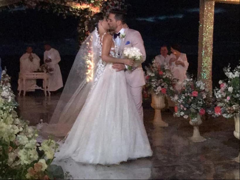 Los enamorados compartieron los momentos más relevantes de esta celebración a través de sus redes sociales, revelando que el vestido de novia fue diseñado por Jorge Duque y que para su primer baile como esposos bailaron una mezcla de diversas canciones de Sin Bandera, Mike Bahía y Greeicy, Marc Anthony, Silvertre Dangond y Nicky Jam.
