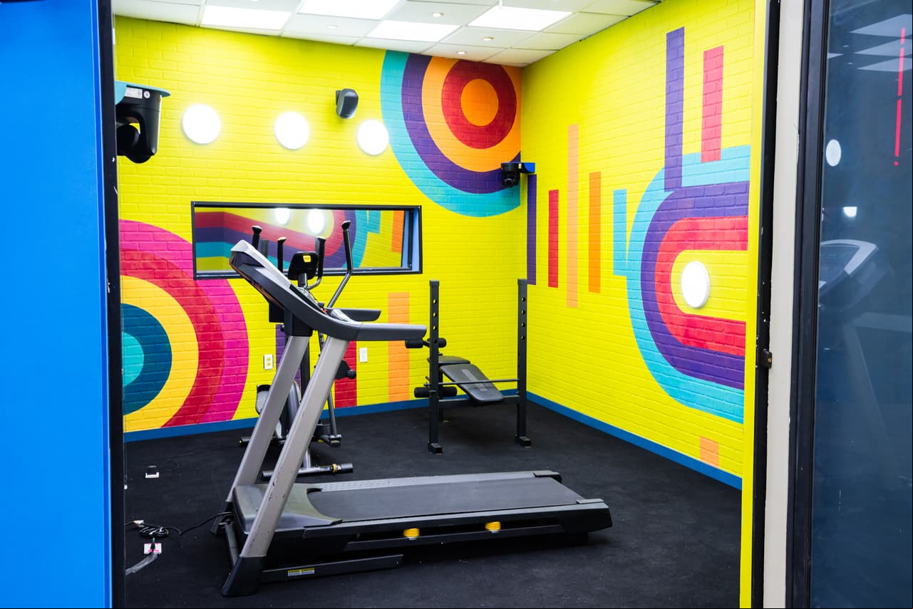 Todos los espacios lucen nuevos colores llamativos. Por ejemplo, así se ve ahora el gimnasio, donde los famosos harán ejercicio para mantenerse en forma.