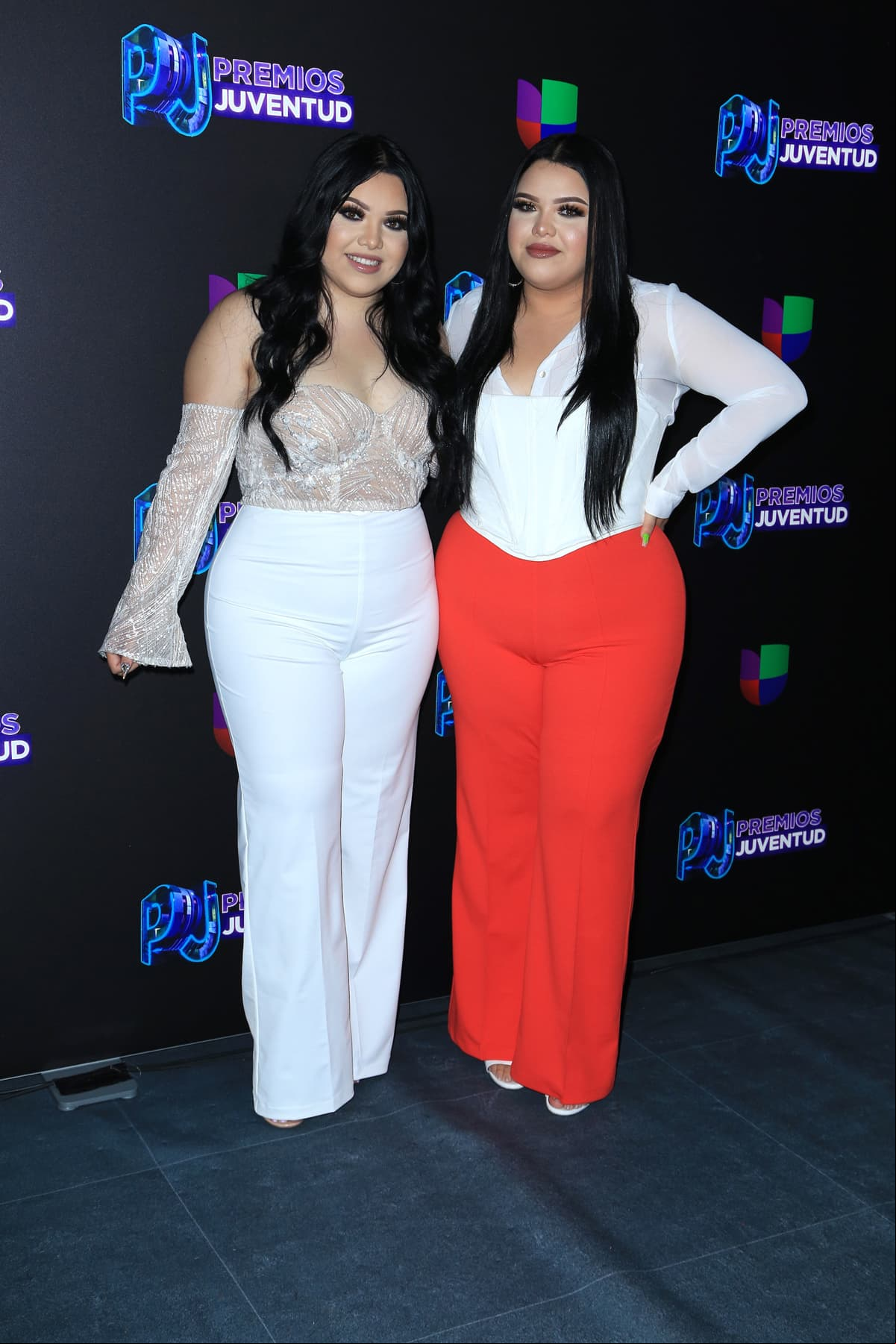 Las youtubers Karina y Mary García optaron por pantalones de vestir amplios.