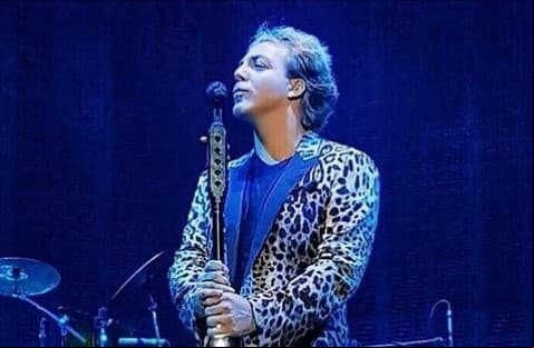 Cristian Castro promete salir con nueva novia del Auditorio Nacional