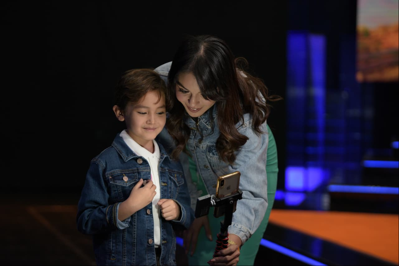 Y también con su 'hermanita' Diana Haro; muy felices ambos en el evento.