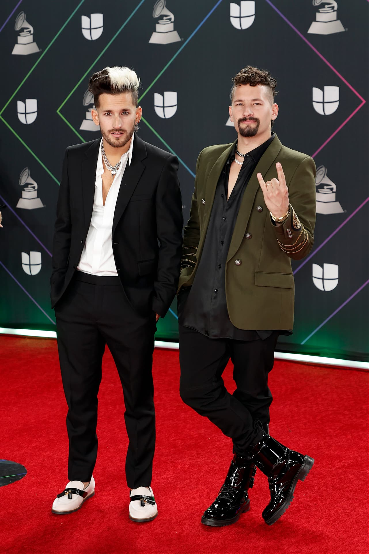 El dúo de hermanos venezolanos más talentoso de Latinoamérica llegó a la alfombra roja listo para dar cátedra de moda. Aunque cada uno usó un outfit ad hoc a su esencia, ambos dieron en el clavo. Ricky con un traje casual, camisa y zapatos tipo mocasín blancos; Mau con un blazer verde caqui, camisa negra satinada y botas negras de charol -y ambos con sus clásicas cadenas- nos mostraron un fascinante estilo juvenil y formal.