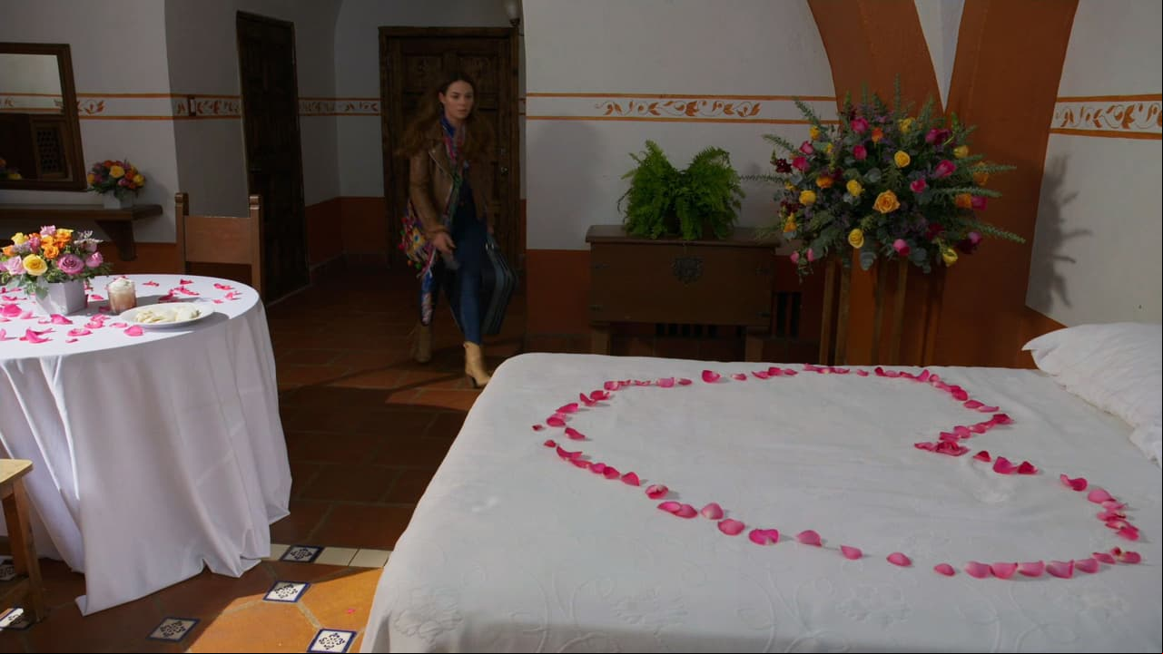 Al entrar a su recámara, ¡un corazón de flores la esperaba en la habitación!