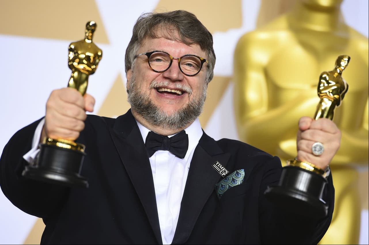 Guillermo del Toro posa junto a sus estatuillas en Premios Óscar 2018