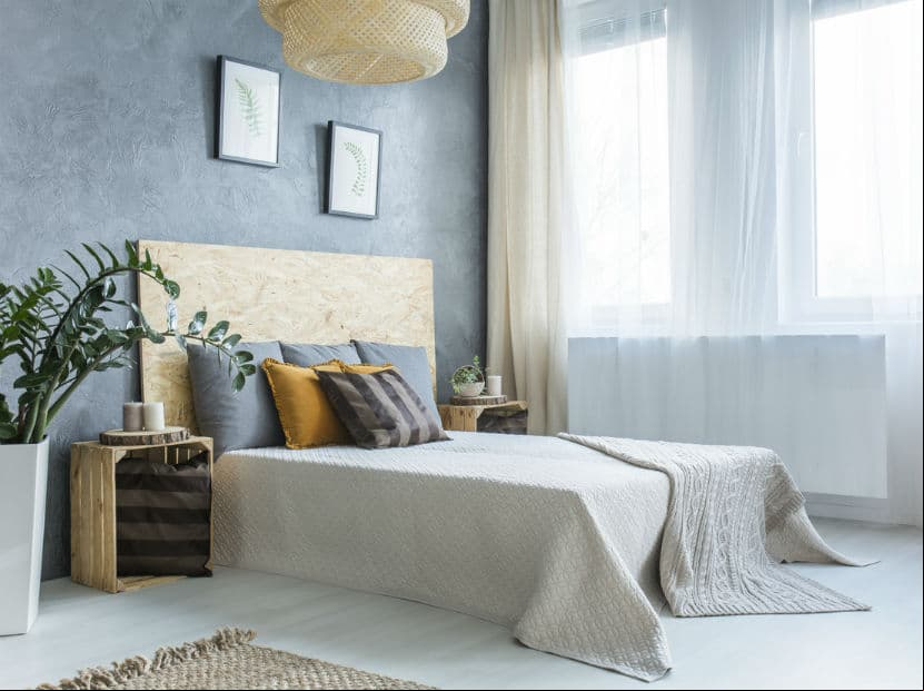 Aleja tu cama de la puerta de la entrada y jamás la pongas en su dirección, escaparía tu energía vital