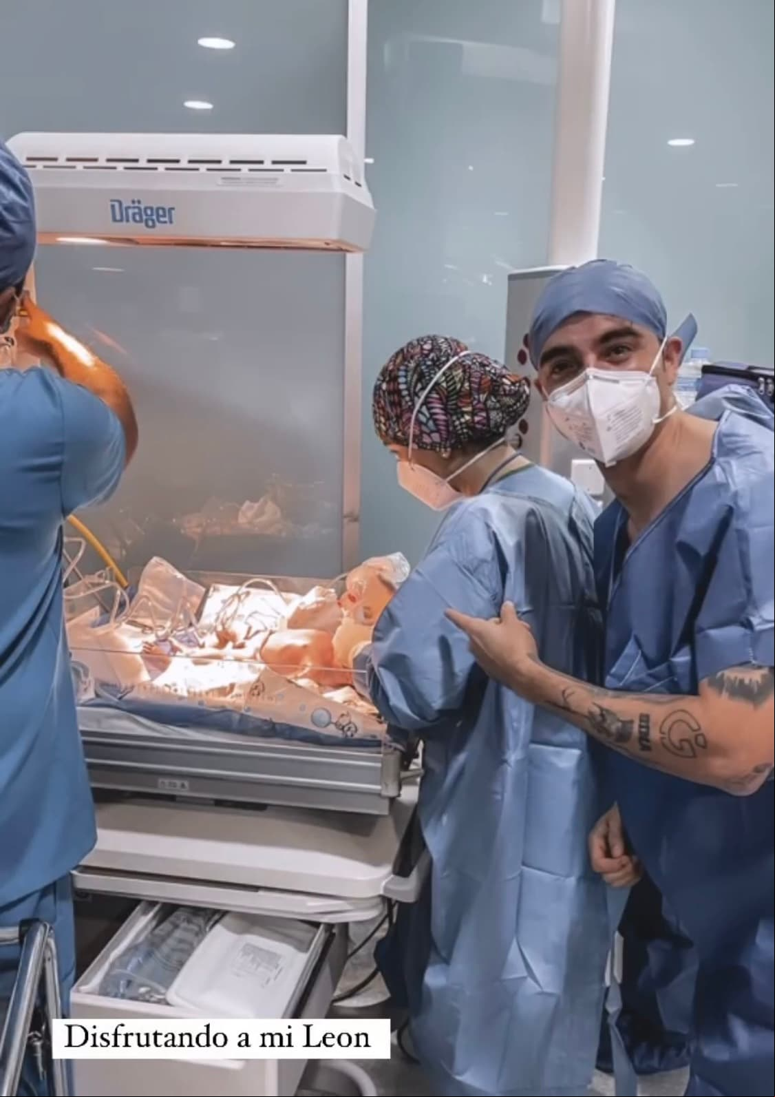 Sin embargo, una de las primeras imágenes que causaron tremendo revuelo fueron las que compartió Christian Estrada, pues fue él quien desde su nacimiento dejó al descubierto el rostro del pequeño.
