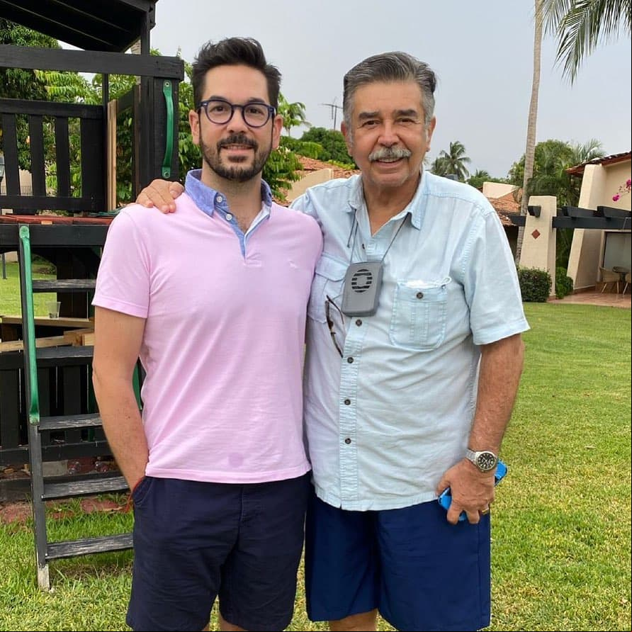 Pedro Ortiz de Pinedo es productor de 'Una familia de diez', que protagoniza su padre Jorge Ortiz de Pinedo y escribe su hermano Óscar. Una de las dinastías más talentosas de TelevisaUnivision.