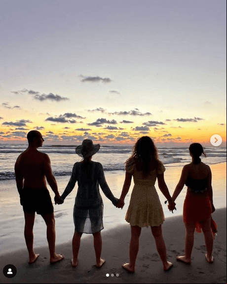 Erik Rubín “Feliz todo. Que sea un gran año para todos. #2022 Amen. 🙌🏻🙌🏻🙌🏻🙌🏻🙌🏻🙌🏻🙌🏻🙌🏻 #happynewyear #felizañonuevo”, posteó el cantante desde Acapulco donde se reunió la familia Rubín Legarreta