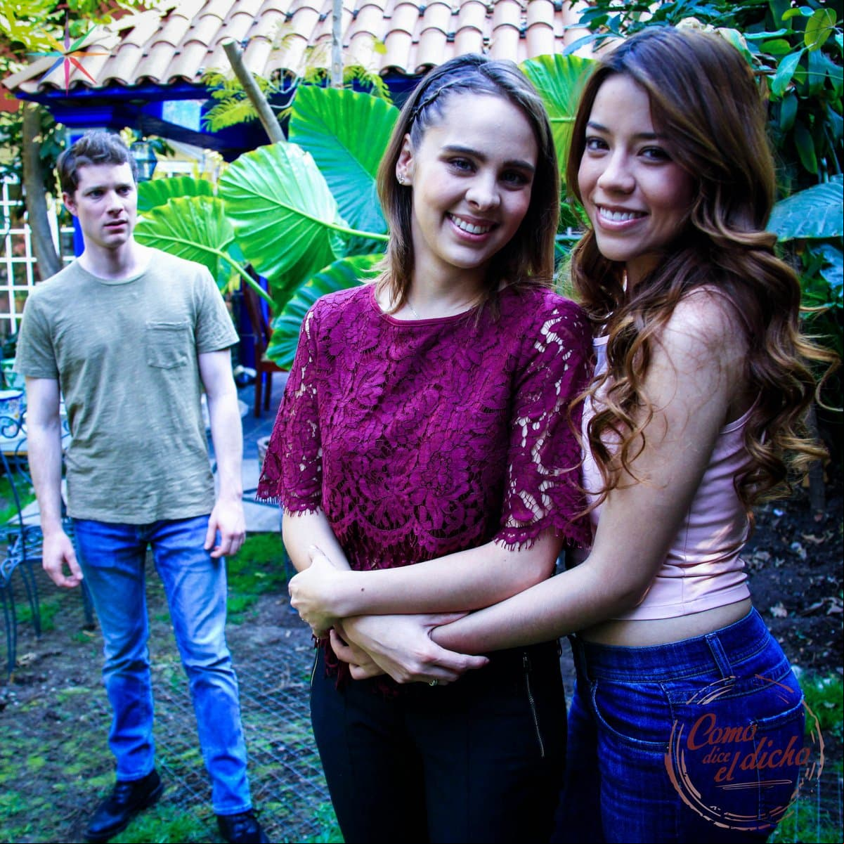 Ernesto, hermano de Karina y ex novio de Priscila, es quien comienza a notar algo raro en sus comportamientos...