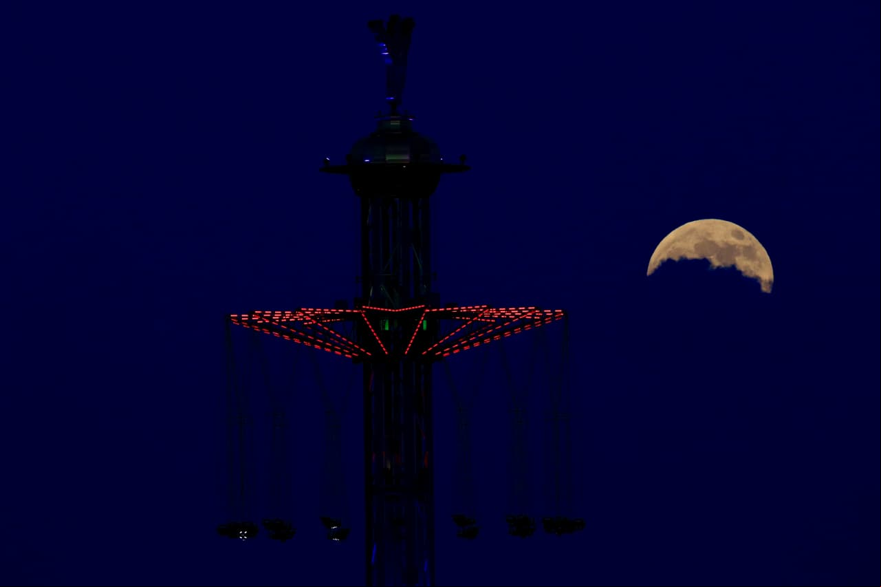 Es decir, la luna llena se desvanece conforme la sombra de la Tierra la cubre.