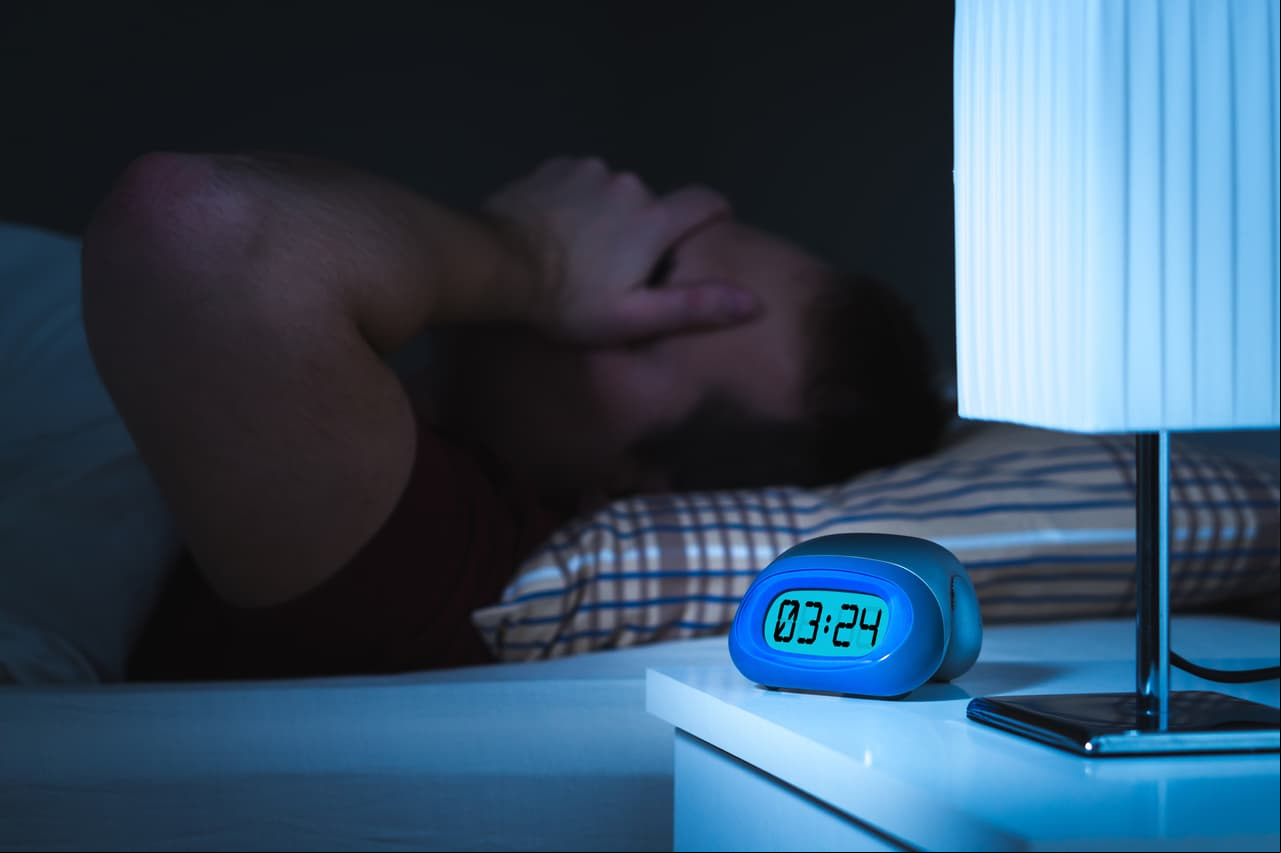 Falta de sueño. El estrés en niveles altos provoca insomnio, lo que hace que la mayor parte de la noche pases dando de vueltas en tu cama.