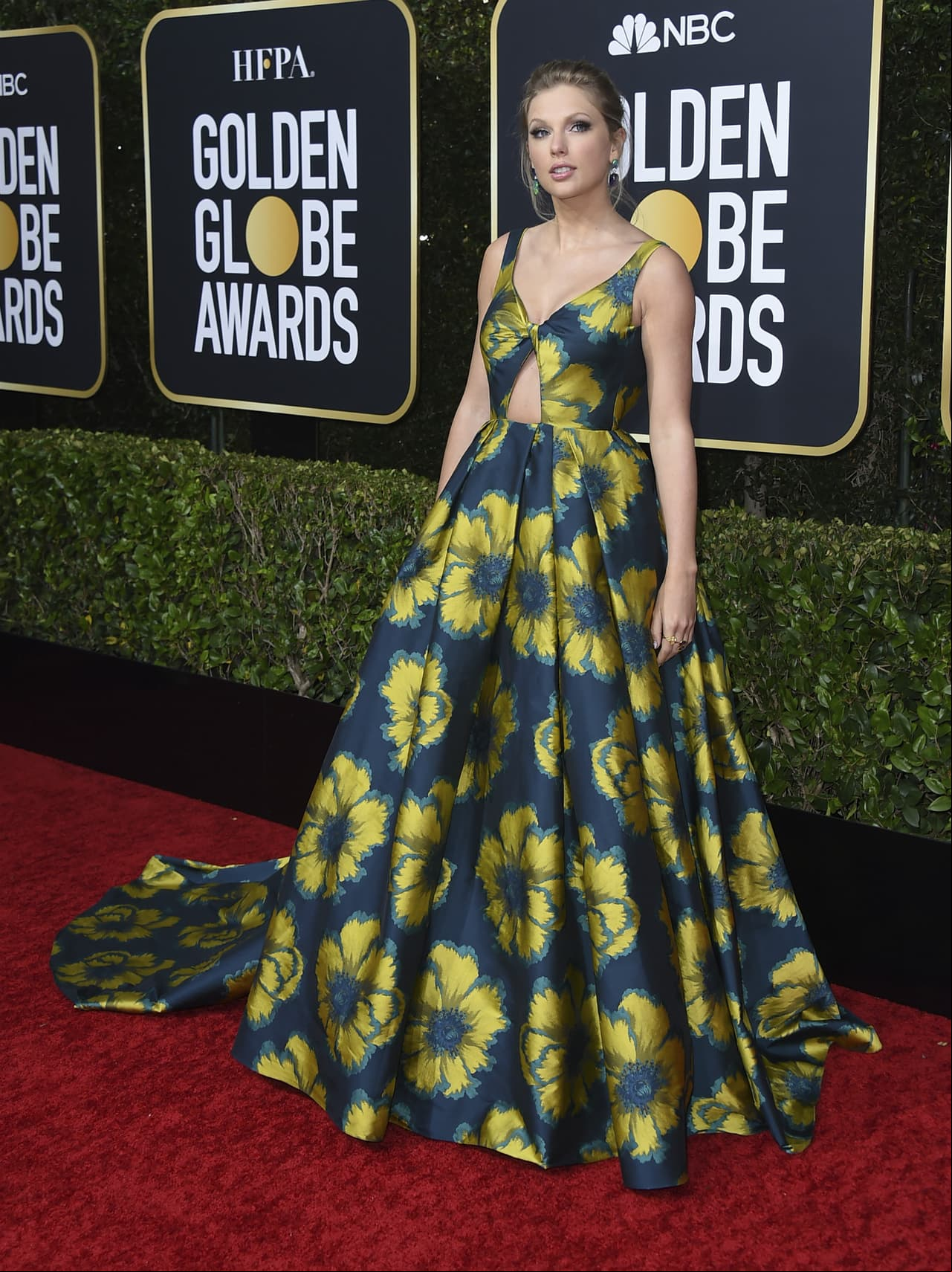 Taylor Swift apareció con un vestido estampado de flores, creación de Joseph Cassel Falconer, provocando la reacción favorable de sus millones de seguidores en redes.