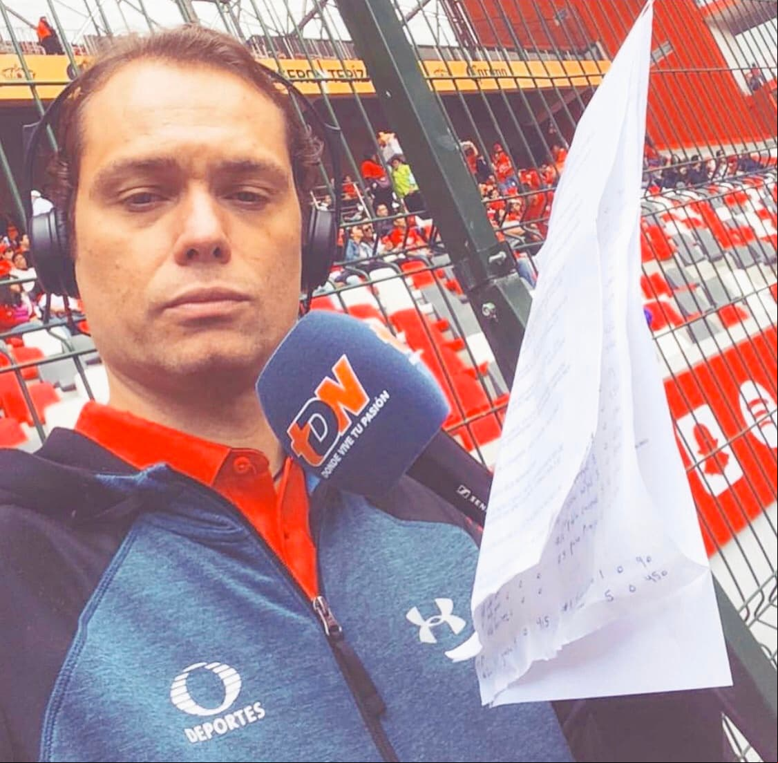 Vadhir Bermudez es un actor y comentarista deportivo, tal como se describe en su cuenta oficial de Twitter, donde además añade que es reportero.