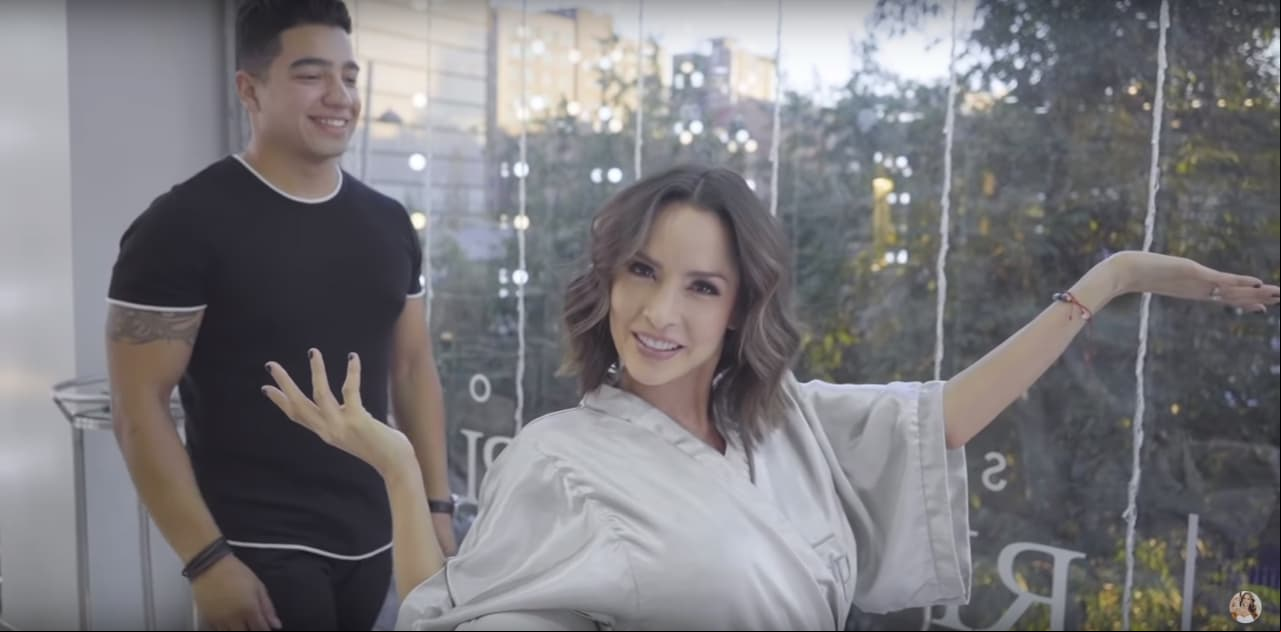 “En el 2013 yo me corté el pelo para un personaje en una serie que hice y lo tenía supercortico y yo tenía muchas ganas de volvérmelo a cortar. Y creo que le diste al look así indicado, perfecto”, comentó en dicho clip.
