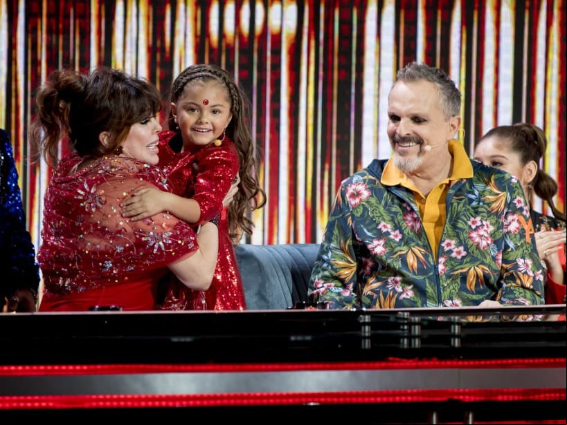 Hace casi un año, la pequeña viajó desde su natal Colombia a México para sorprender a Verónica durante la pasada edición de Pequeño Gigantes, donde además de cantar, confesó que le gustaría ser como ella. “Quiero ser actriz como mi abuela, me encanta”, declaró Rafaela. Además aseguró que heredó el gusto por bailar de la protagonista de telenovelas.