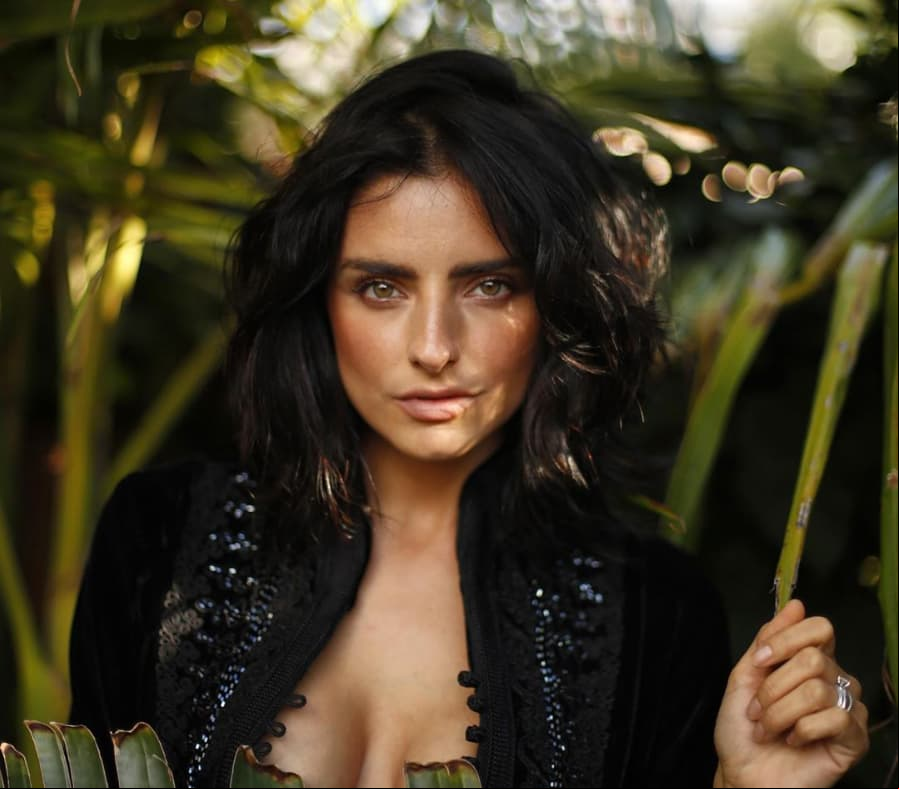 Aislinn Derbez eligió hace meses un bob largo en capas, aunque en sus más recientes publicaciones aparece con el cabello más largo y recto.