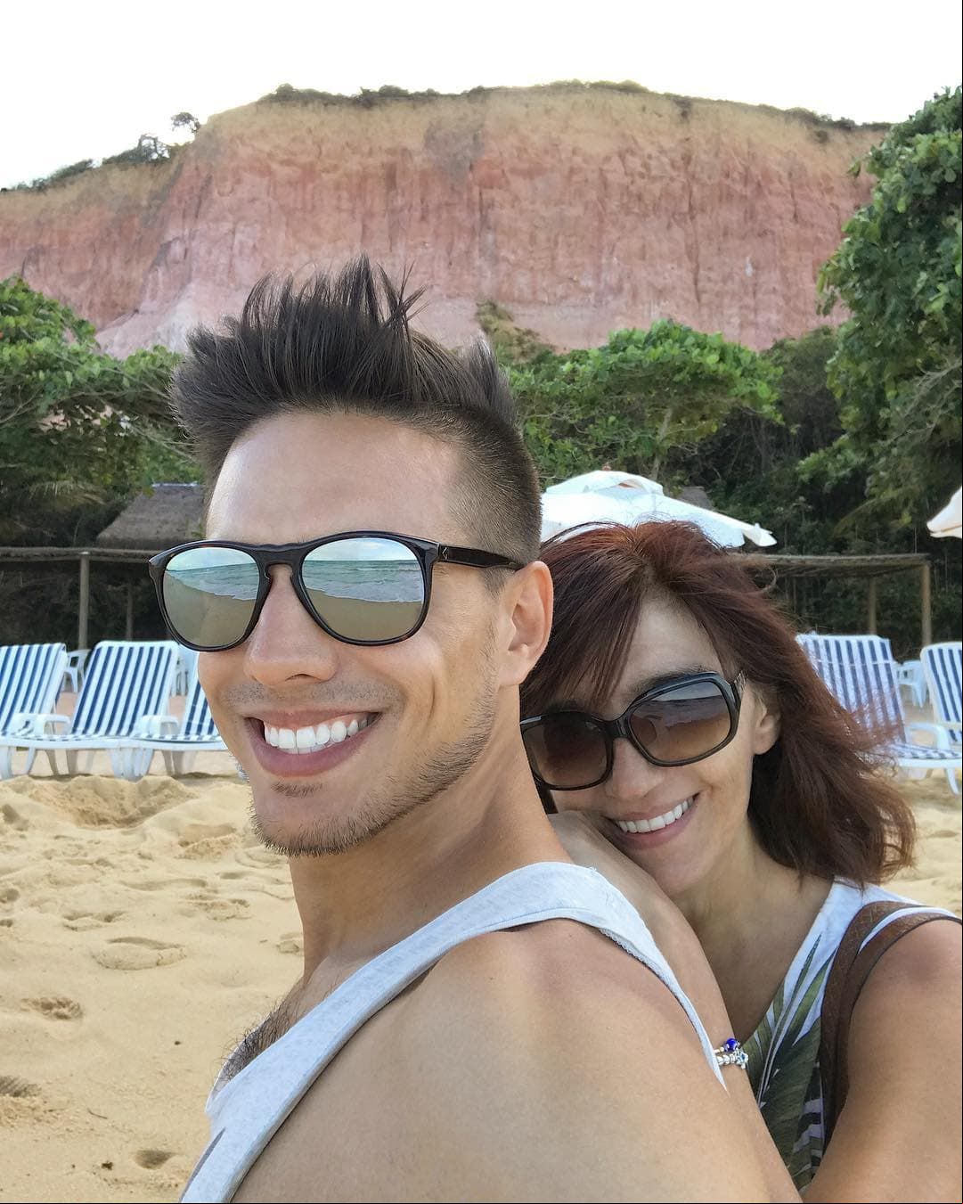 Es hijo del actor Eugenio Derbez y la artista Silvana Prince. Vadhir no suele subir fotos con su madre, pero no hace falta pues se sabe que son muy unidos.
<br>