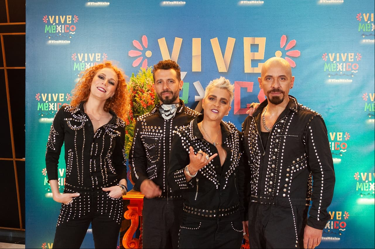 Kabah llega a Vive México para aportar su frescura al ritmo del pop. La agrupación que nació en la década de 1990 ha conquistado al público con canciones como: “La Calle de las Sirenas”, “Casi al Final”, “La Vida que Va”, entre muchas otras.