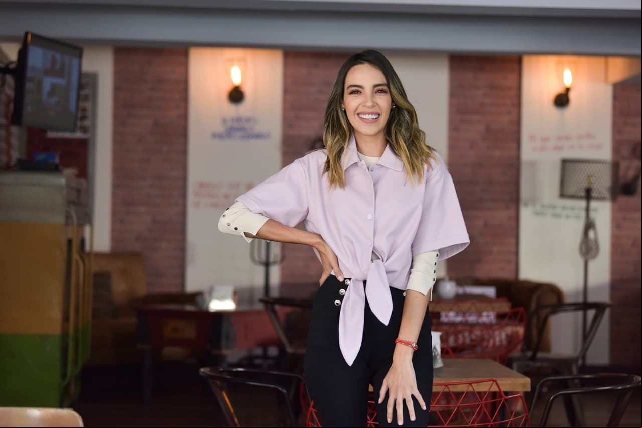 Nuria Gil es nuestra otra conductora digital y actriz amiga de 'El Dicho', quien participa en varios de los episodios.