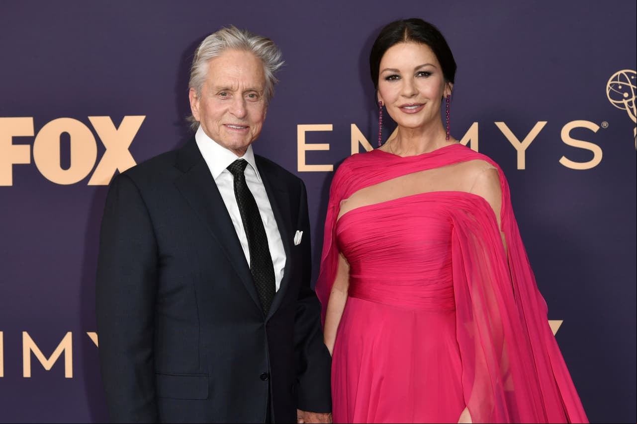 Michael Douglas y Catherine Zeta-Jones. La actriz lució un colorido diseño de Georges Hobeika.