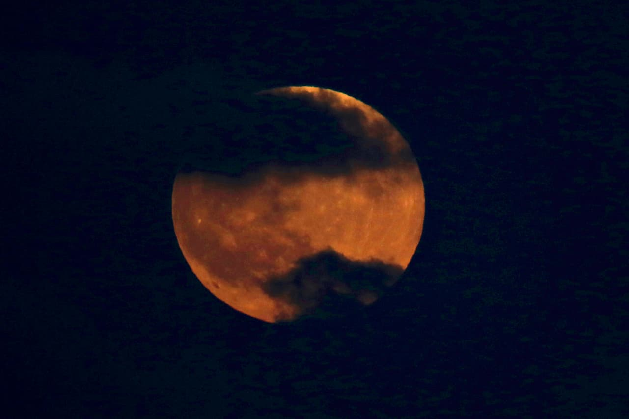 Durante el suceso, las personas notarán que la Luna no desaparece de la vista, mientras adquiere un tono rojizo.