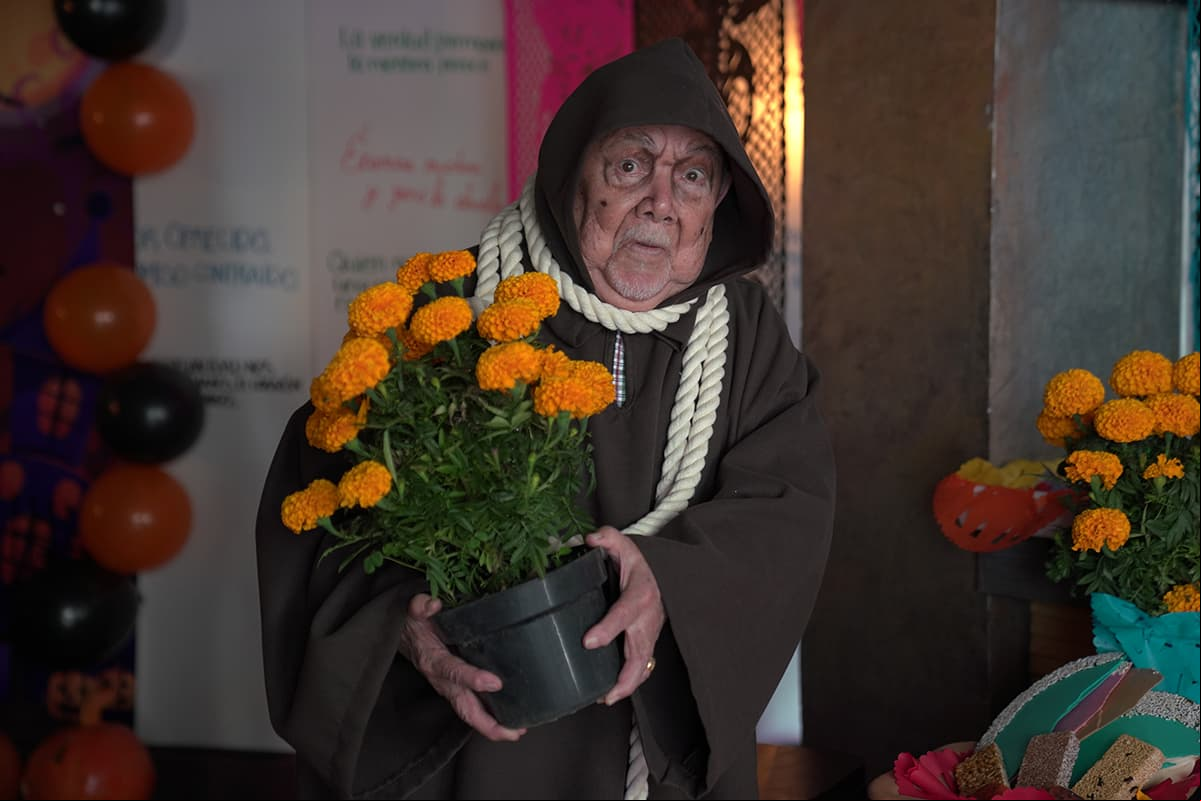 Sergio Corona mostró las tradicionales flores de cempasúchil.
