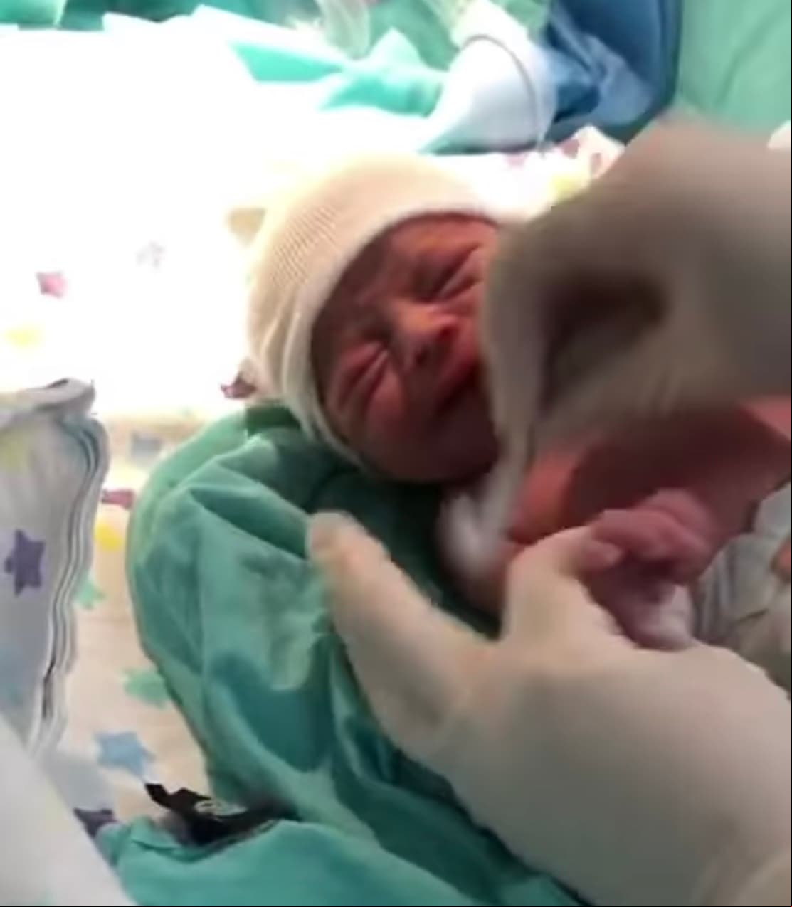 Fue a través de un video publicado en su cuenta de Instagram, que Latin Lover dio a conocer el nacimiento de su primer nieto, quien también se llama Víctor. "Les comparto que este día 6 de Mayo del 2020 soy felizmente abuelo de este hermoso bebé. Gracias Dios por tantas bendiciones", dijo al pie del contenido multimedia.