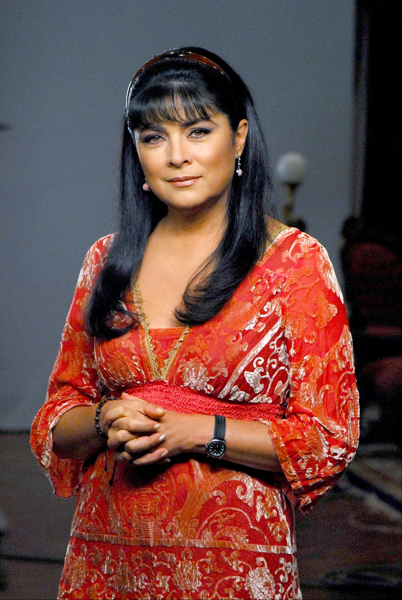 Desde que Victoria Ruffo debutó en las telenovelas, cautivó por su inigualable talento, su belleza y su característico cabello negro, el cual solo modificaba con diversos peinados en los que lucía su melena tanto rizada como lacia.