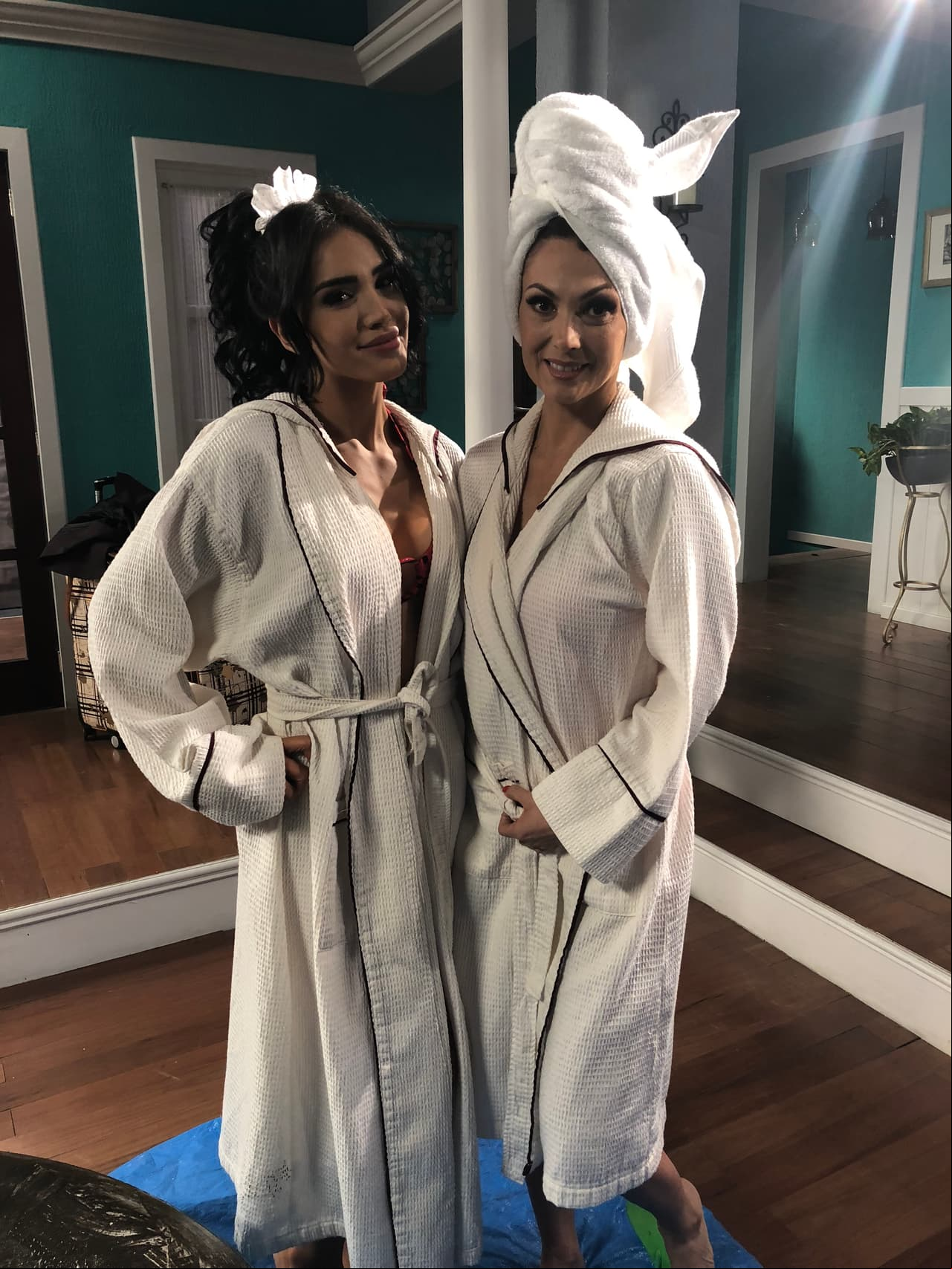 Las actrices de Simón dice listas para la acción.