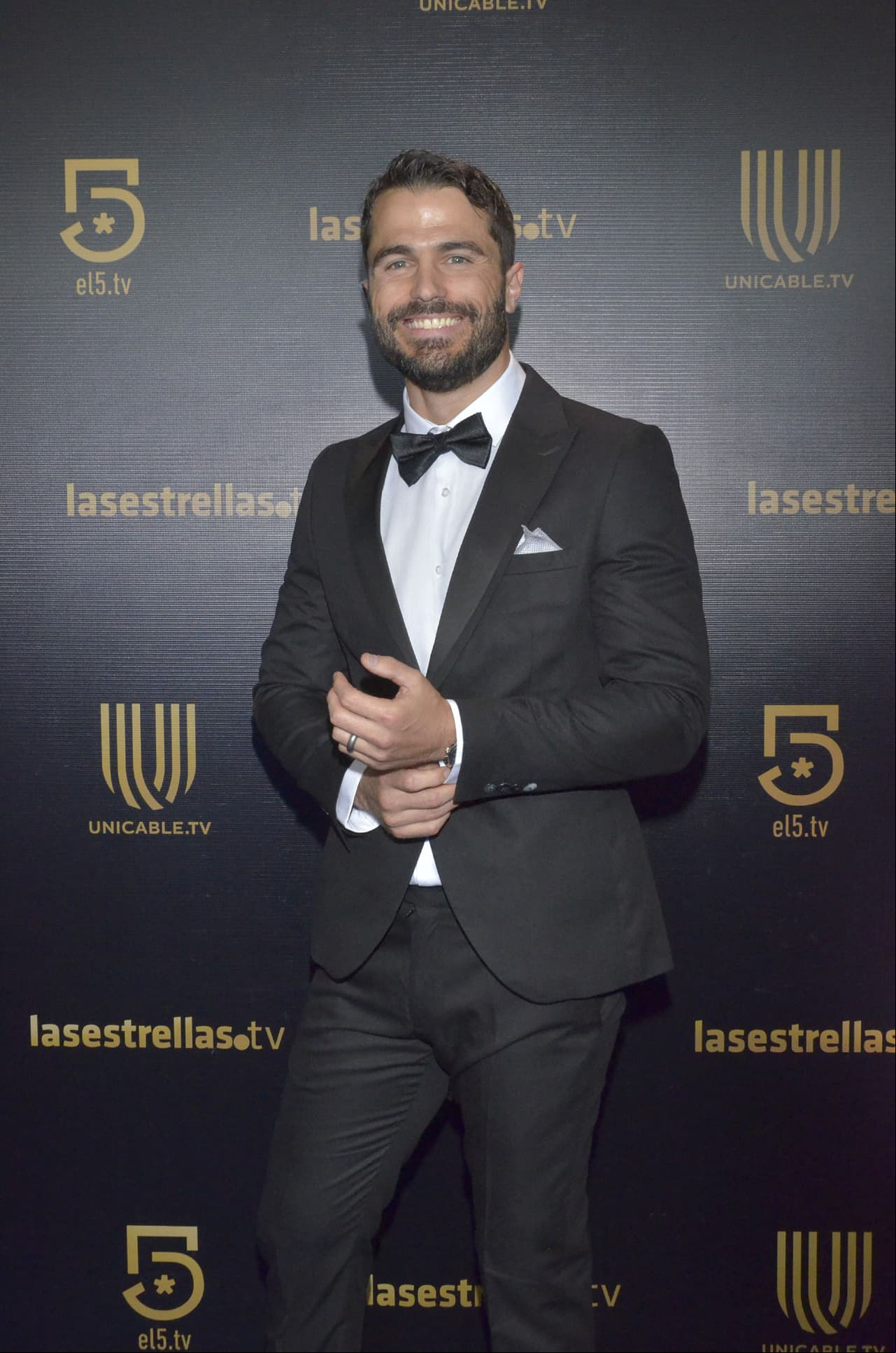Nacho Casano fue uno de los conductores de la alfombra azul para el canal Tlnovelas.