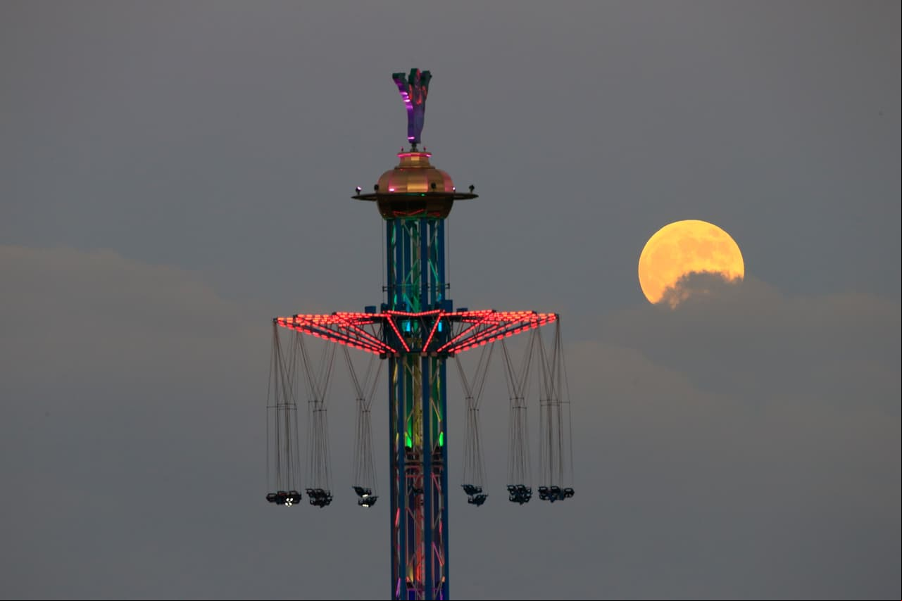 El eclipse lunar ocurre cuando la Tierra se interpone en el camino de la luz del sol que golpea al satélite natural.