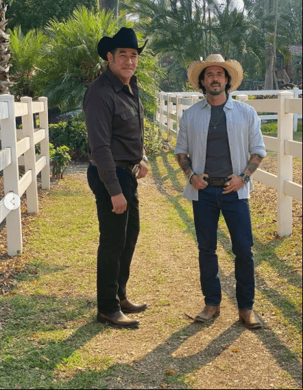 Padre e hijo en la ficción, grandes amigos en la realidad. Así posan Eduardo Santamarina y José Ron.