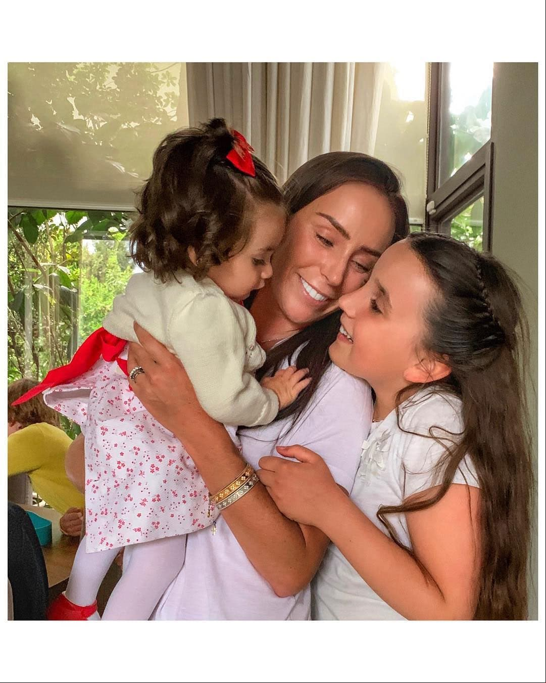 Una semana después del nacimiento de su hija María, Inés Gómez Mont compartió en Instagram una fotografía en la que explicó lo feliz que se sentía de usar nuevamente su ropa.