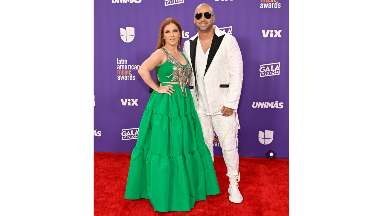 Parejas de famosos en la alfombra roja de los Latin AMAs 2024.