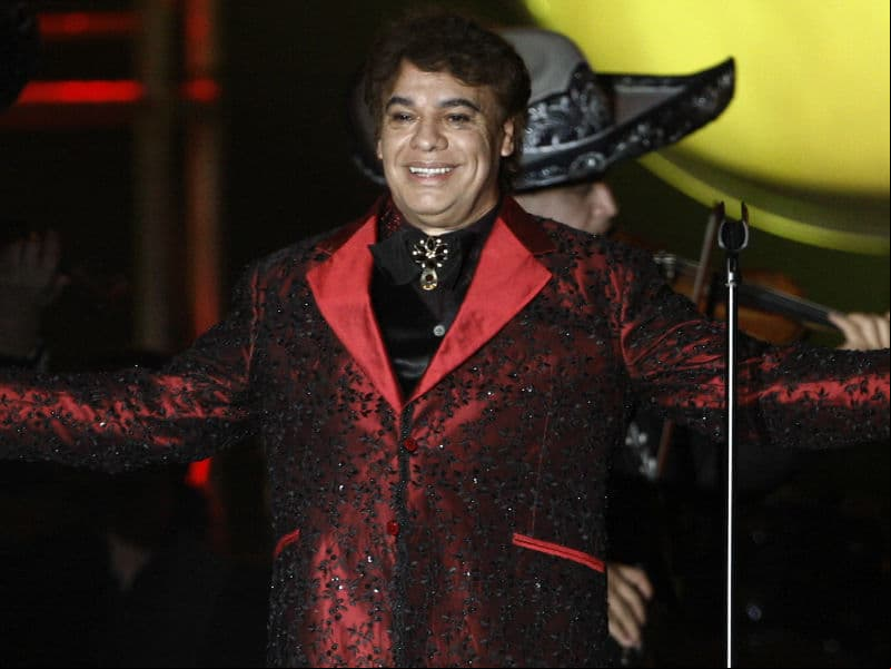 Exmánager de Juan Gabriel muestra con fotos que el cantante está vivo