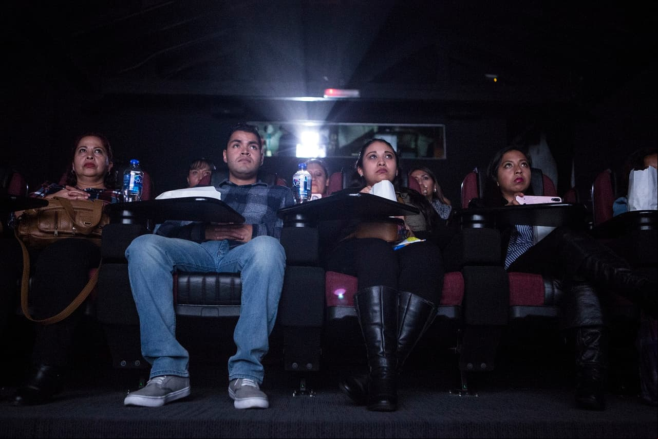 Algunos fans pudieron ver en una pequeña sala de cine el primer capítulo de La Usurpadora.