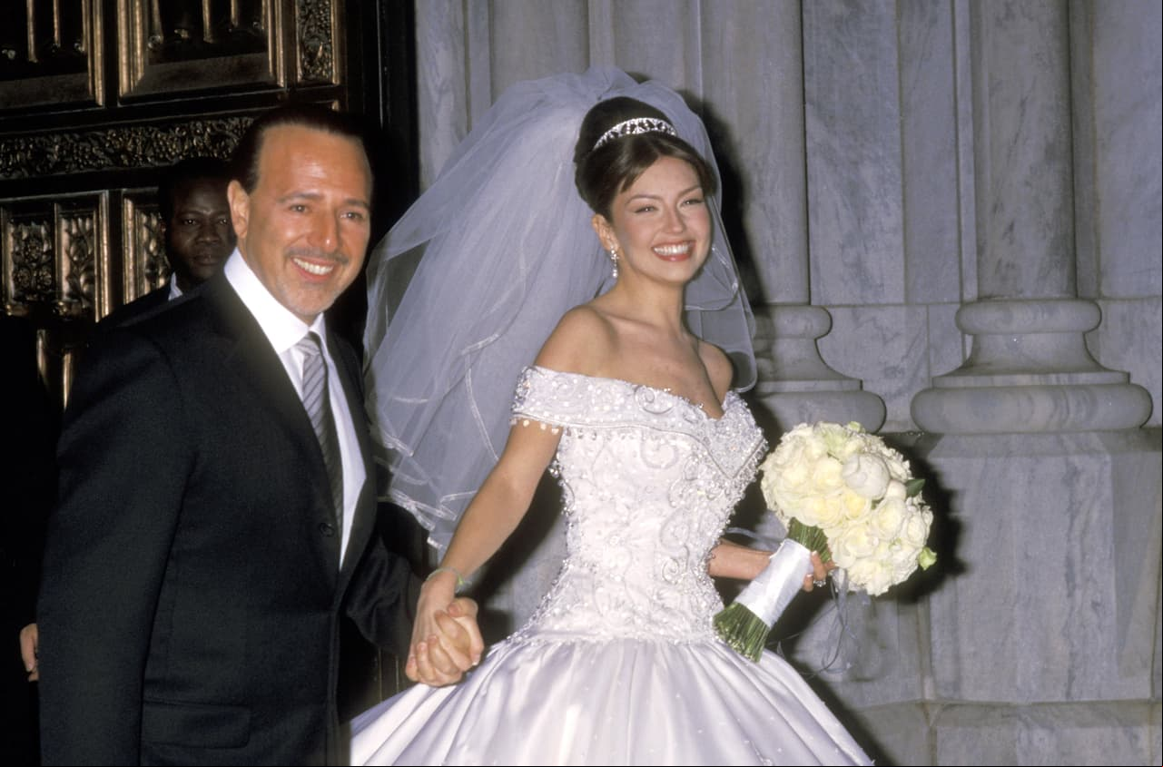 En una espectacular boda, el 2 de diciembre del año 2000, Thalía contrajo matrimonio con el productor Tommy Mottola en el distrito de Manhattan, en Nueva York. Sin embargo, a dos décadas del enlace, el vestido de novia que usó la actriz sigue siendo recordado por la majestuosidad con el que fue confeccionado. A continuación, te contamos los secretos de esta famosa prenda.