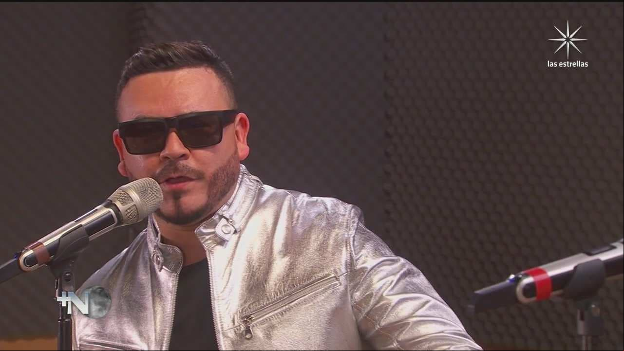 Claudio Alcaraz incursiona en el ‘reggaetón grupero’ en este sketch de ‘Más noche’